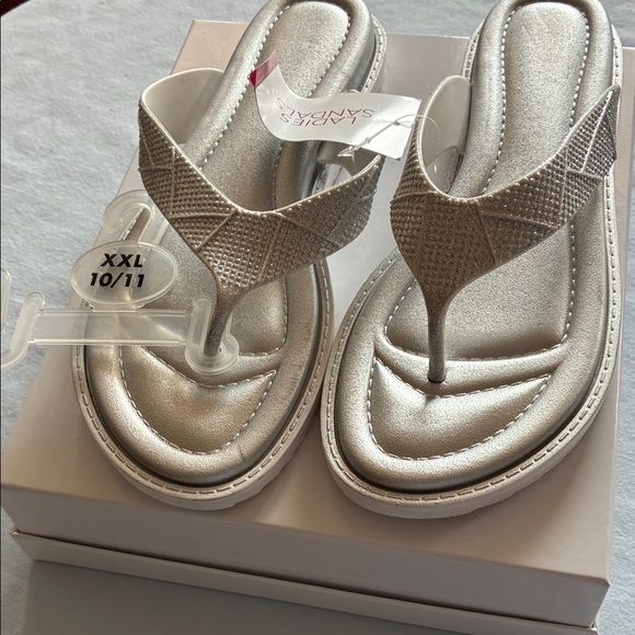 Women’s Metallic Pearl Thong Sandals - Cushioned Slip-On - Picture 7 of 8